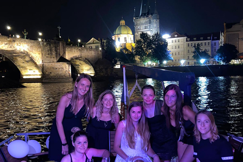 jedinečná rozlučkové párty na Vltavě pokračuje i po západu slunce