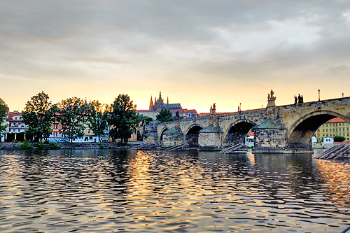 Karlův most, podjezí Staroměstského jezu, západ slunce nad Pražským hradem