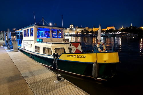 Pomalu se stmívá a párty loď je připravená na další plavbu